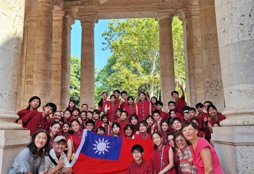 台北愛樂少兒合唱團義大利演出後 持國旗離場